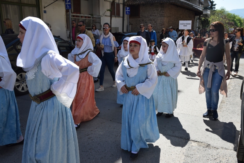 Λαογραφικός Όμιλος  Γυμναστικής Εταιρείας Αγρινίου με φορεσιές Δωδεκανήσου