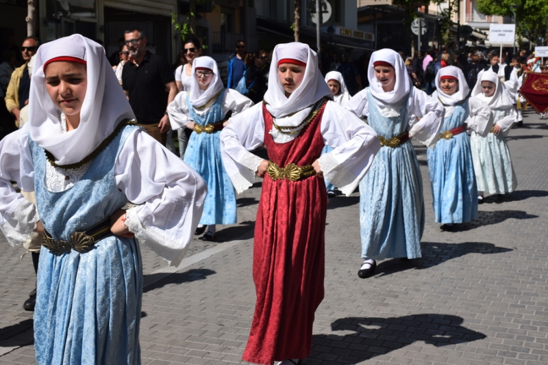 Λαογραφικός Όμιλος  Γυμναστικής Εταιρείας Αγρινίου με φορεσιές Δωδεκανήσου