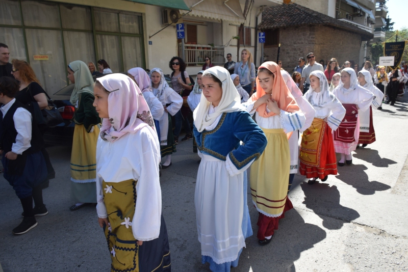 Λαογραφικός Όμιλος  Γυμναστικής Εταιρείας Αγρινίου με φορεσιές Δωδεκανήσου