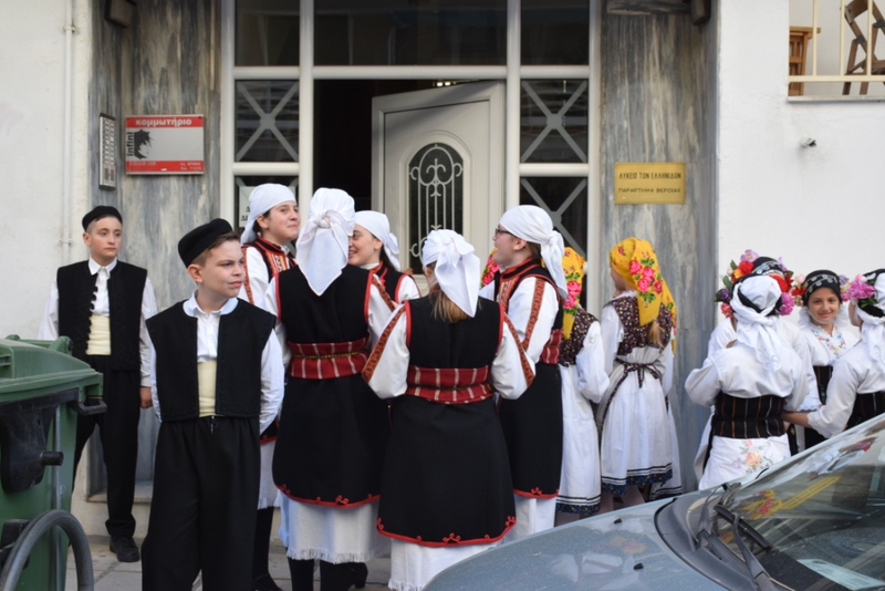 Χορευτές του Λυκείου    Ελληνίδων Βέροιας στην ιματιοθήκη πριν την παρέλαση