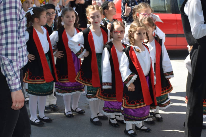 Το 1ο παιδικό τμήμα του λυκείου Ελληνίδων Βέροιας με φορεσιά από την Κόνιτσα
