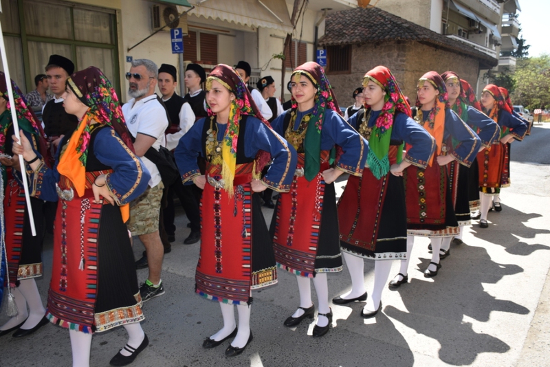 Χορευτές του Λυκείου Ελληνίδων Ξάνθης με φορεσιές από την Θράκη