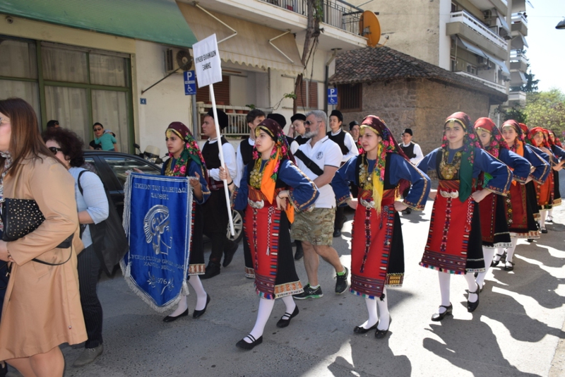 Χορευτές του Λυκείου Ελληνίδων Ξάνθης με φορεσιές από την Θράκη