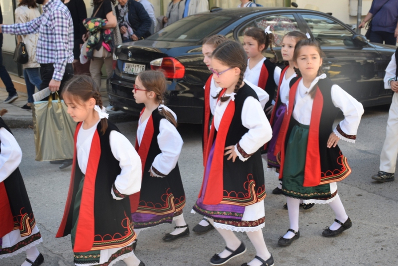 Το 1ο παιδικό τμήμα του λυκείου Ελληνίδων Βέροιας με φορεσιά από την Κόνιτσα