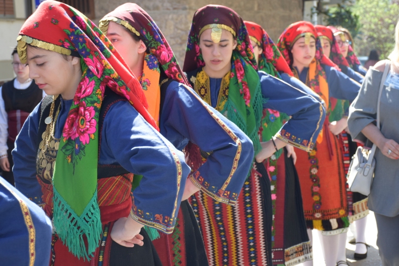 Χορευτές του Λυκείου Ελληνίδων Ξάνθης με φορεσιές από την Θράκη