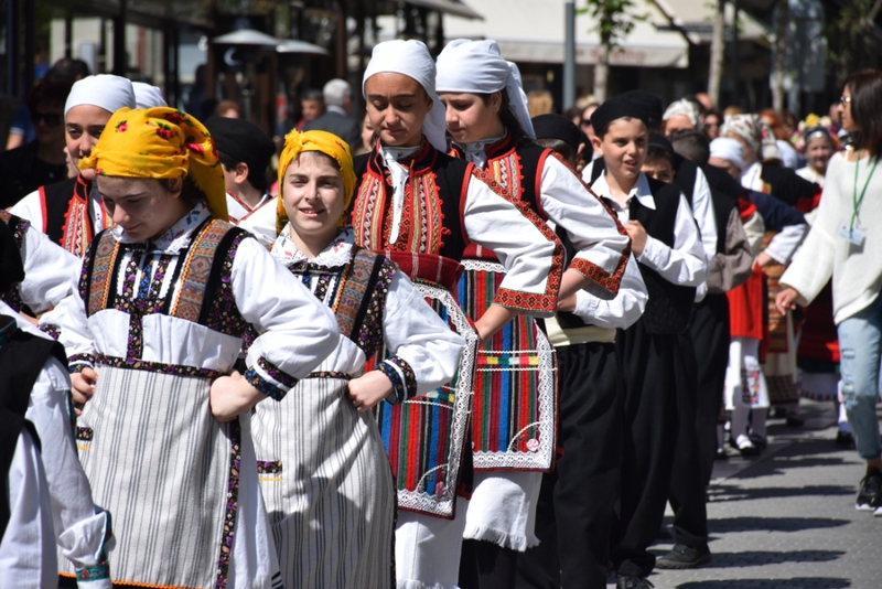 Χορεύτριες και χορευτές του Λυκείου Ελληνίδων Βέροιας με φορεσιές από την Μακεδονία