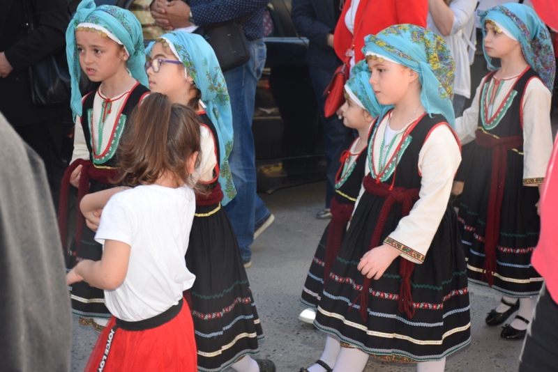Μικρές χορεύτριες  του Λυκείου Ελληνίδων Κατερίνης με φορεσιές από τη Ρόδο