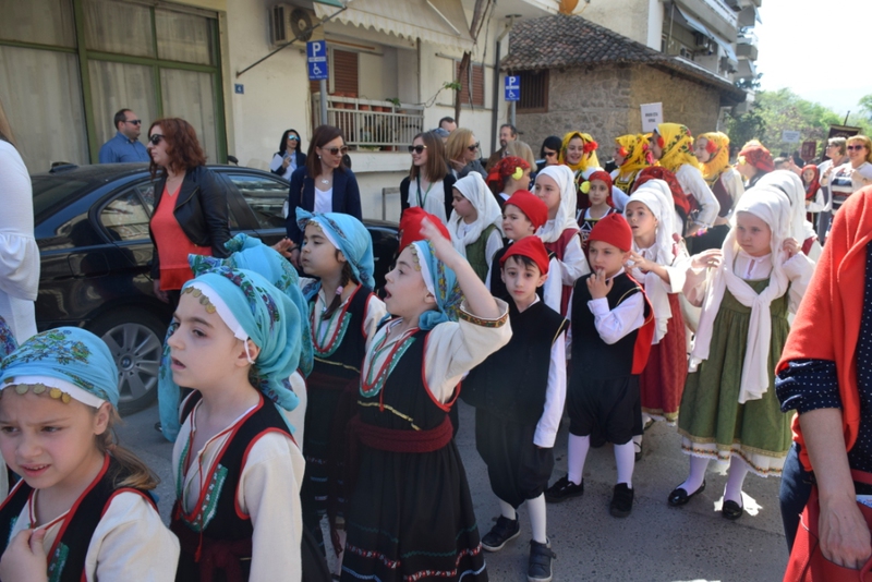 Μικρές χορεύτριες  του Λυκείου Ελληνίδων Κατερίνης με φορεσιές από τη Ρόδο