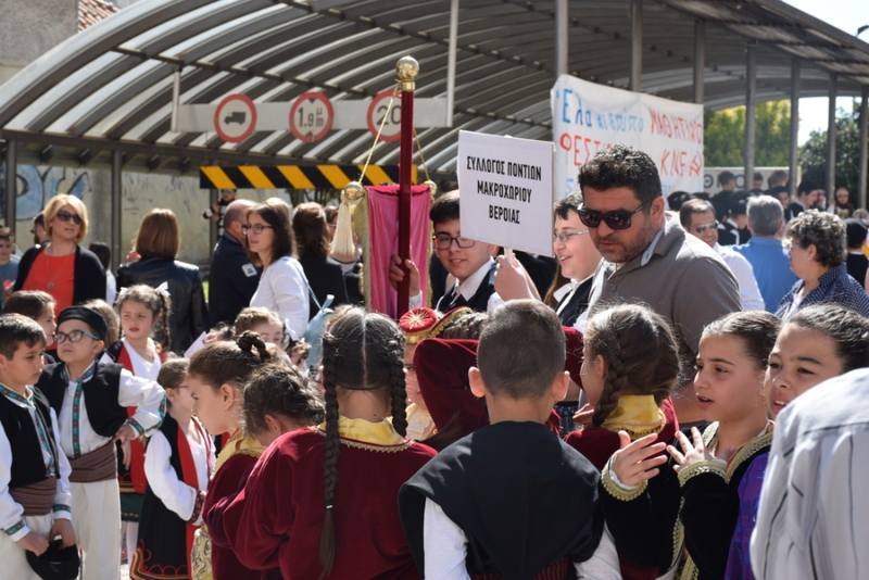 Διάφοροι πολιτιστικοί σύλλογοι στην πλατεία Δημαρχείου