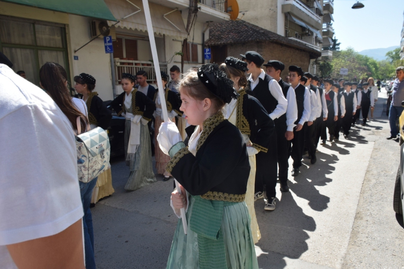 Μέλη χορευτικών κατά την διάρκεια της παρέλασης