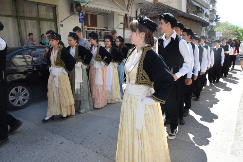 Χορευτές της Κ.Ε.Π.Α. Βέροιας κατά την διάρκεια της παρέλασης