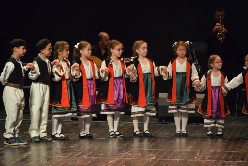 Μικροί χορευτές του λυκείου Ελληνίδων Βέροιας με φορεσιά Κόνιτσας