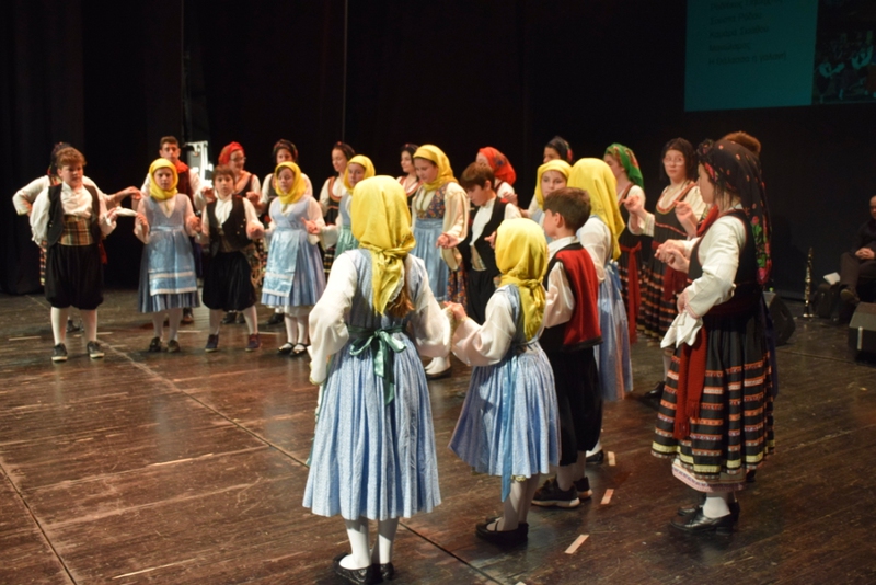 Λύκειο Ελληνίδων Πάτρας με φορεσιά Τρινκερίου Μαγνησίας
