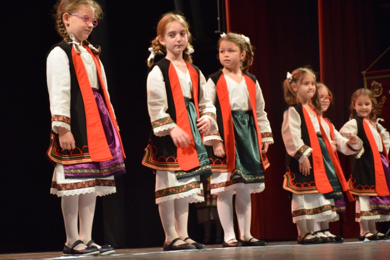 Μικρές χορεύτριες του Λυκείου Έλληνίδων Βέροιας με φορεσιά της Κόνιτσας