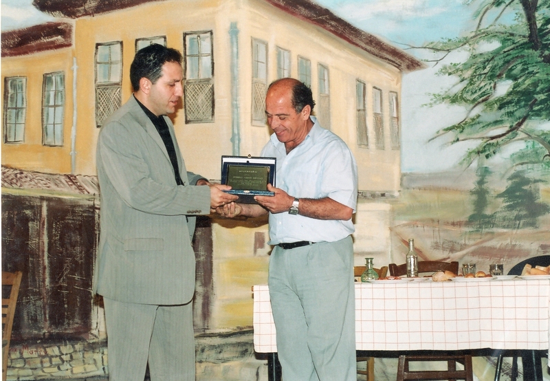 Τιμητική πλακέτα απονέμεται στο Πρόεδρο της Ευξείνου Λέσχης Βέροιας κ. Γιάννη Μιχαηλίδη