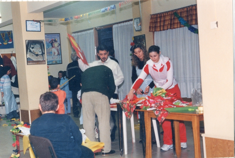 Ο χοροδιδάσκαλος της Ευξείνου Λέσχης Βέροιας κατασκευάζει χαρταετό
