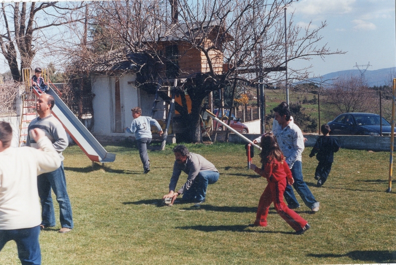Καθαρά Δευτέρα μέλη της Ευξείνου Λέσχης Βέροιας παίζουν παραδοσιακά παιχνίδια