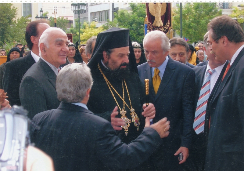 Μητροπολίτης Δράμας έξω από τον Καθεδρικό Ναό Αθηνών