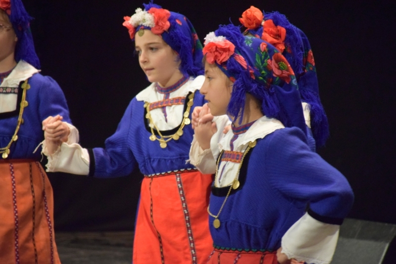 Μικρές χορεύτριες του Λυκείου Ελληνίδων Θεσσαλονίκης με φορεσιές από την Μακεδονία