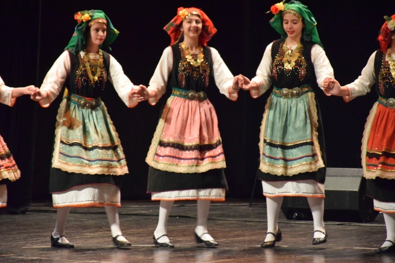 Εφηβικό τμήμα Λυκείου Ελληνίδων Βέροιας με φορεσιές από τη Θράκη