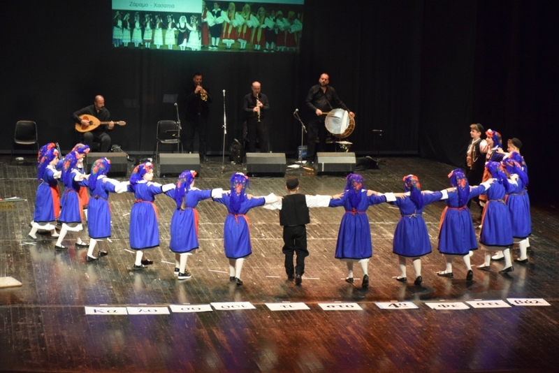 Μικρές χορεύτριες του Λυκείου Ελληνίδων Θεσσαλονίκης με φορεσιές από την Μακεδονία