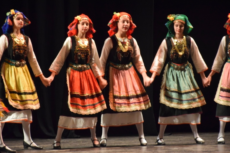 Εφηβικό τμήμα Λυκείου Ελληνίδων Βέροιας με φορεσιές από τη Θράκη