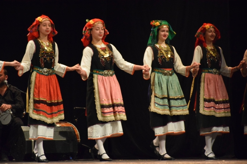 Εφηβικό τμήμα Λυκείου Ελληνίδων Βέροιας με φορεσιές από τη Θράκη