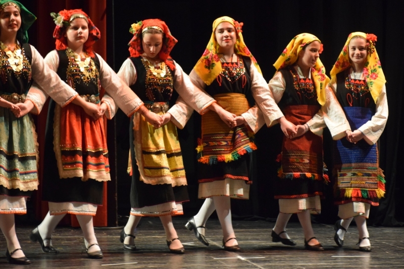 Εφηβικό τμήμα Λυκείου Ελληνίδων Βέροιας με φορεσιές από τη Θράκη