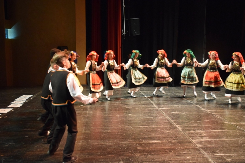 Εφηβικό τμήμα Λυκείου Ελληνίδων Βέροιας με φορεσιές από τη Θράκη