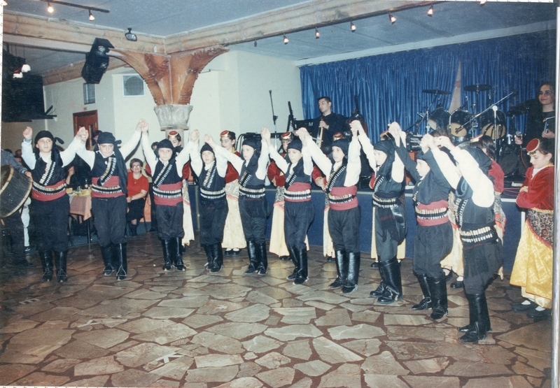 Χορός νεολαίας Ευξείνου Λέσχης Βέροιας στο κέντρο 