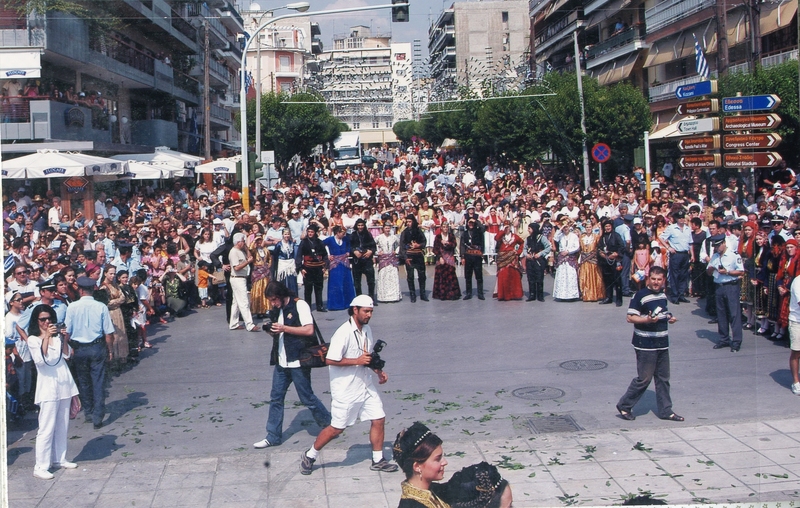 Πλήθος κόσμου περιμένει την Ολυμπιακή φλόγα