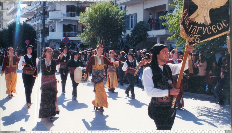 Μέλη της Ευξείνου Λέσχης Βέροιας παρελαύνουν στην οδό Ανοίξεως