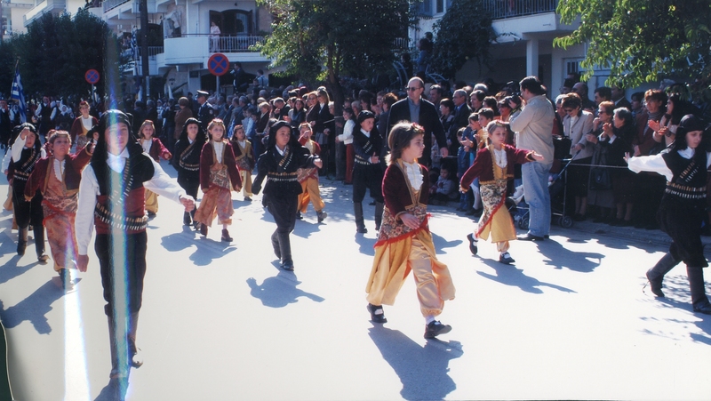Μέλη της Ευξείνου Λέσχης Βέροιας παρελαύνουν στην οδό Ανοίξεως